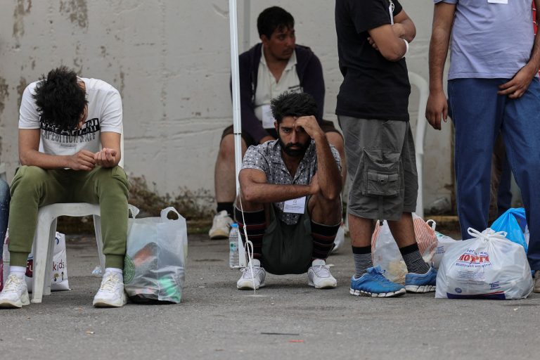 Guardian: Οι «κακοί διακινητές» το βολικό άλλοθι για τις μεταναστευτικές τραγωδίες στη θάλασσα