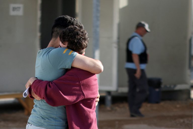 Ναυάγιο στην Πύλο: «Μας τράβηξαν τόσο γρήγορα που βυθιστήκαμε» – Νέα ερωτήματα για τη δράση του Λιμενικού