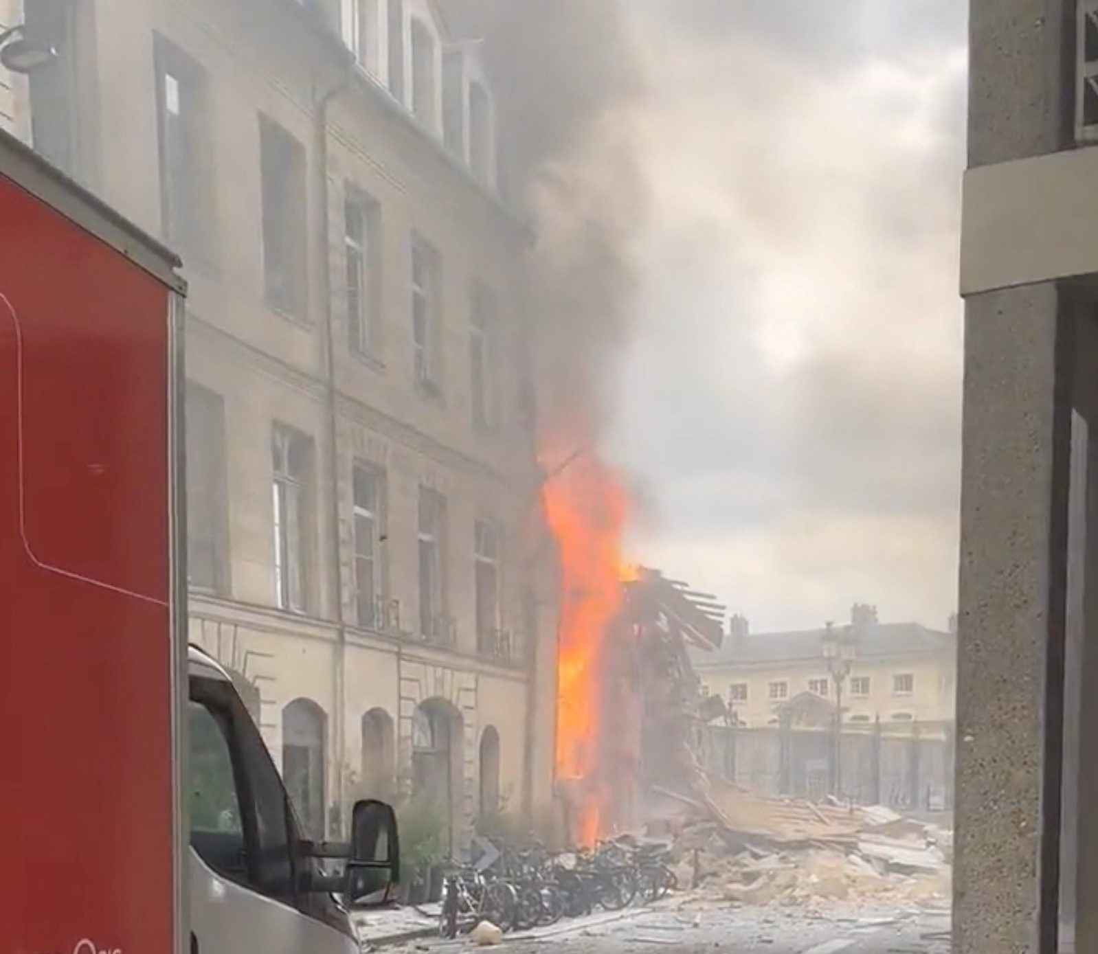 Έκρηξη στο Παρίσι: Δύο αγνοούμενοι στα ερείπια και δεκάδες τραυματίες - «Νόμιζα πως ήταν έκρηξη βόμβας»