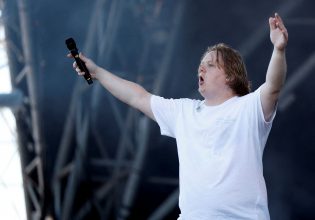 Lewis Capaldi: Έπαθε κρίση από το σύνδρομο Τουρέτ στη σκηνή και ο κόσμος τραγούδησε για εκείνον