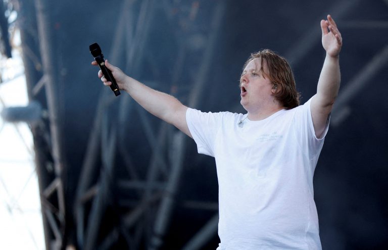 Lewis Capaldi: Έπαθε κρίση από το σύνδρομο Τουρέτ στη σκηνή και ο κόσμος τραγούδησε για εκείνον