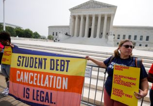 ΗΠΑ: Το Ανώτατο Δικαστήριο ακυρώνει το εμβληματικό σχέδιο Μπάιντεν για το φοιτητικό χρέος