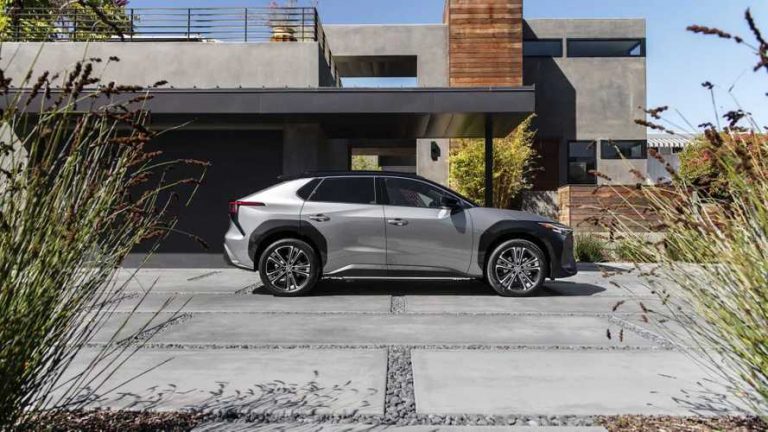 Toyota: Η αυτοκρατορία αντεπιτίθεται ηλεκτρικά