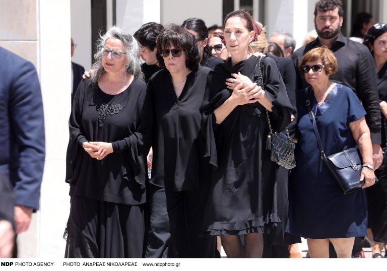 Νόνικα Γαληνέα: Φίλοι και συγγενείς την αποχαιρετούν