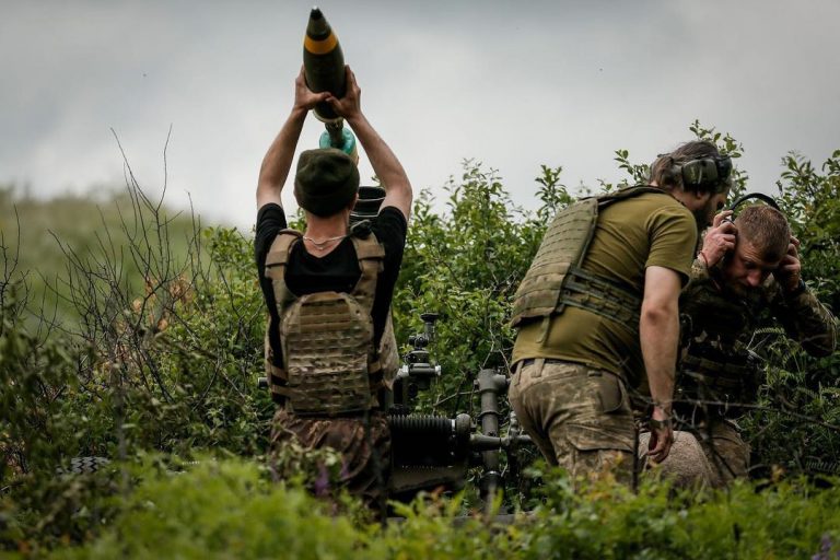 Πόλεμος στη Ουκρανία: Ρωσικές αεροπορικές επιδρομές απ’ την ανατολή ως τη δύση