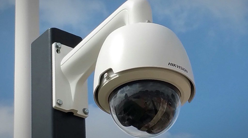 Hikvision: Γιατί η Βρετανία ξηλώνει τις κάμερες κινεζικής κατασκευής