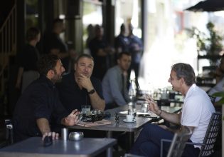 Για καφέ στο κέντρο της Θεσσαλονίκης ο Μητσοτάκης με Ρέμο και Τσαπατάκη