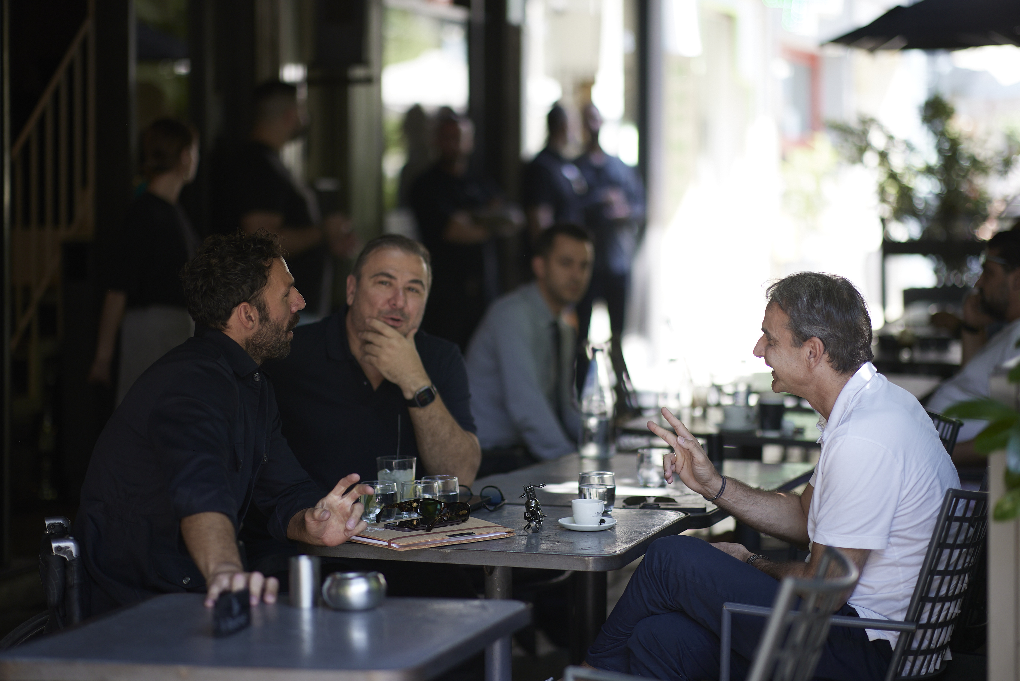 Για καφέ στο κέντρο της Θεσσαλονίκης ο Μητσοτάκης με Ρέμο και Τσαπατάκη
