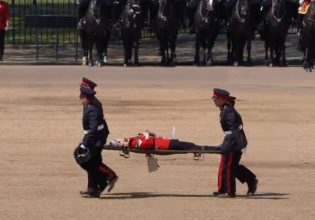 Βρετανία: Μέλη της βρετανικής φρουράς λιποθυμούν σε εκδήλωση λόγω ζέστης