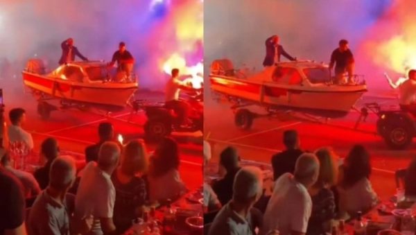Τραγουδιστής έφτασε σε πανηγύρι με… σκάφος και τραγούδησε το «Ακυβέρνητο καράβι»