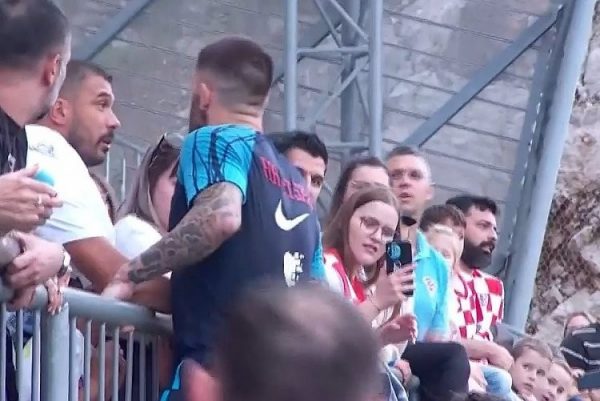 Ανω-κάτω η εθνική Κροατίας με Λιβάγια: Εξαλλος με οπαδό, ανέβηκε στα κάγκελα