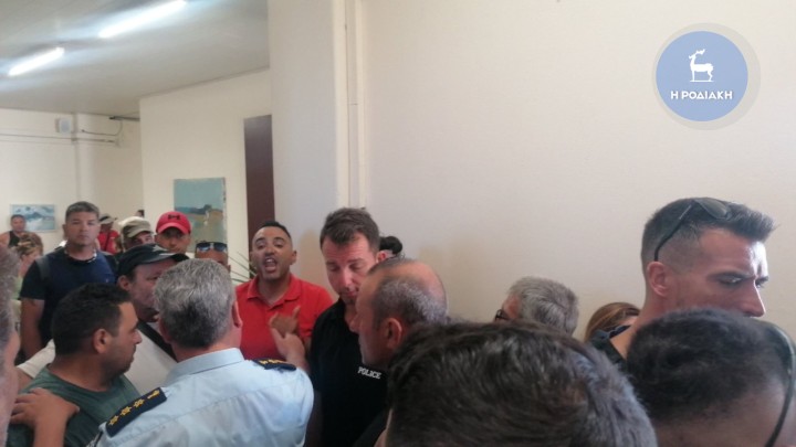Παραλίες στη Ρόδο: Συγκέντρωση στο δημαρχείο – Άνδρας έκοψε τις φλέβες του για διαμαρτυρία