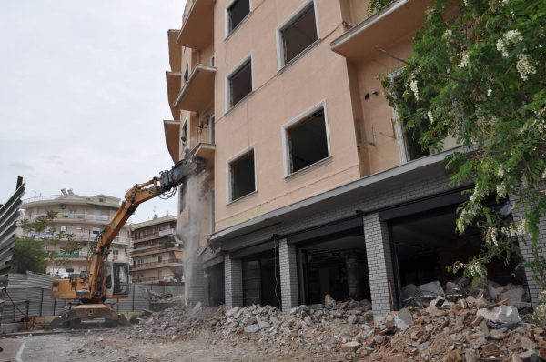 Κατεδαφίζεται πολυώροφο κτίριο στο Γαλάτσι
