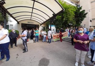 Κυριάκος Μητσοτάκης: Με συνθήματα για την υγεία τον «υποδέχτηκε» ο Σύλλογος Εργαζόμενων στον Άγιο Σάββα