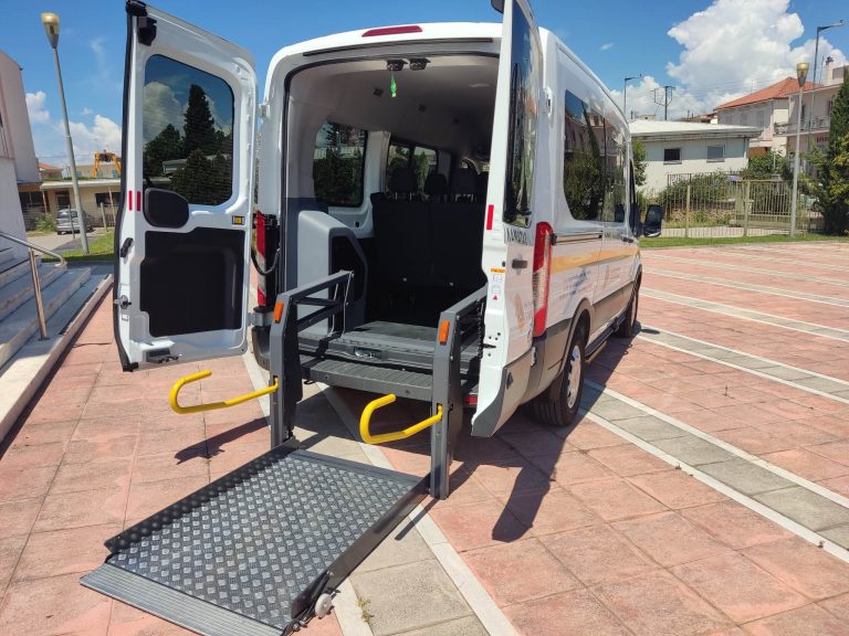 Ένα μικρό λεωφορείο στην υπηρεσία παιδιών ΑμεΑ στην Καλαμάτα