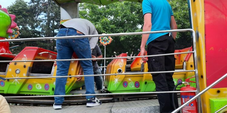Αναστάτωση σε λούνα παρκ στην Κοζάνη - Χάλασε τρενάκι και κόπηκαν δυο βαγόνια