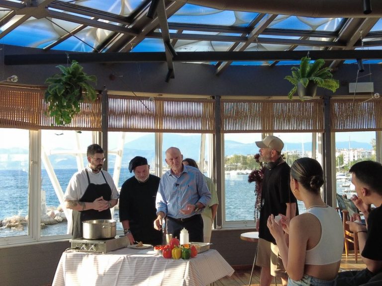 Γιώργος Παπανδρέου: Έγινε κριτής σε… διαγωνισμό μαγειρικής – Δείτε εικόνες από τα γυρίσματα