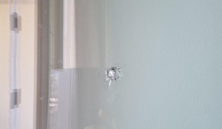 Πυροβολισμοί στο Ρέθυμνο: Παραλίγο τραγωδία - Αδέσποτη σφαίρα καρφώθηκε σε παράθυρο παιδικού δωματίου