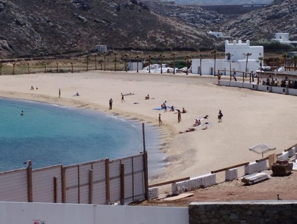 Έπεσε ο «φράχτης» στον Πάνορμο – Άνοιξαν τα σύνορα… της Μυκόνου