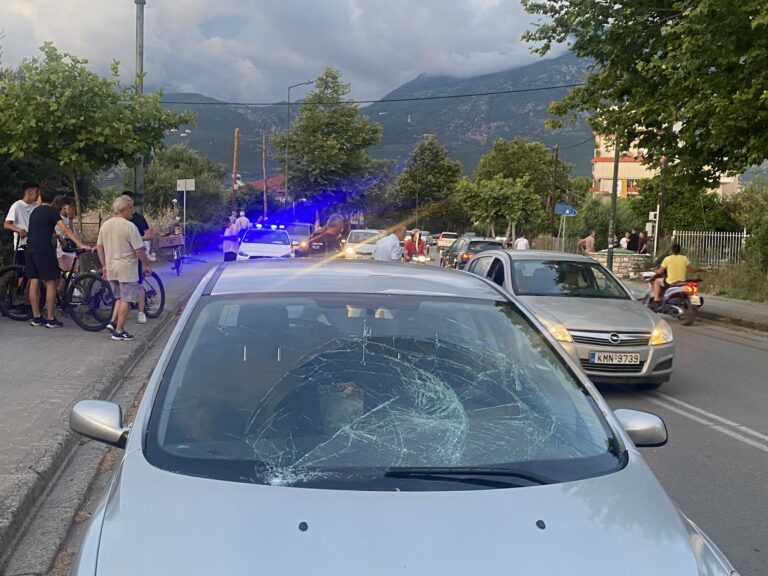 Καλαμάτα: Αυτοκίνητο παρέσυρε πατίνι με δύο παιδιά – Βίντεο ντοκουμέντο