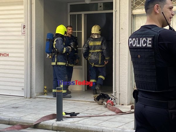 Φωτιά σε πολυκατοικία στη Θεσσαλονίκη: Απεγκλωβίστηκαν άτομα