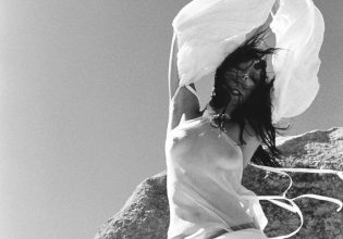 Η Ιρίνα Σάικ φωτογραφίζεται με διάφανο ρούχο και… δεν αφήνει τίποτα στη φαντασία