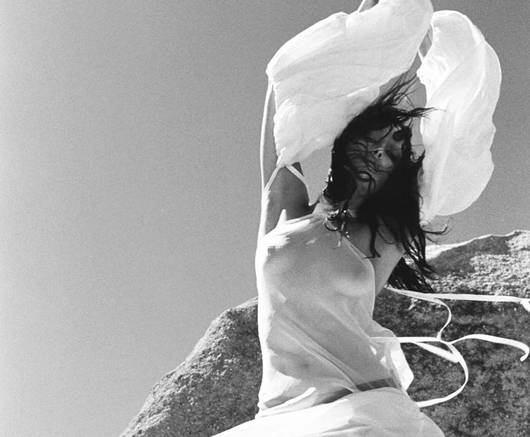 Η Ιρίνα Σάικ φωτογραφίζεται με διάφανο ρούχο και... δεν αφήνει τίποτα στη φαντασία