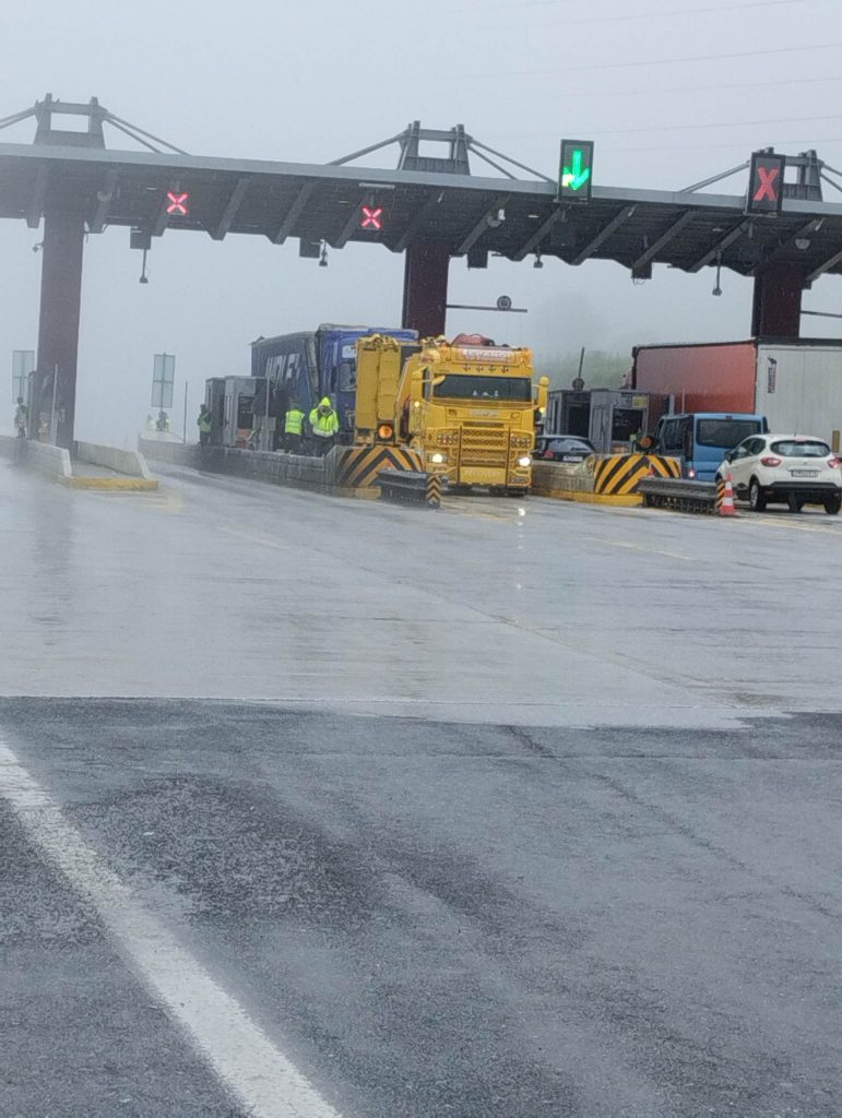 Νταλίκα έπεσε στα διόδια Πολυμύλου – Δείτε φωτογραφίες και βίντεο