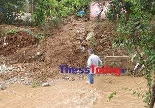 Πλημμύρες στη Θεσσαλονίκη: Καρκινοπαθής εγκλωβίστηκε από την καταιγίδα – Ο γιος του φέρνει προμήθειες διασχίζοντας το ρέμα