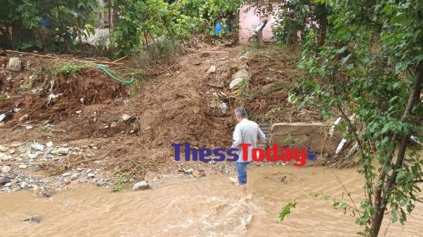 Πλημμύρες στη Θεσσαλονίκη: Καρκινοπαθής εγκλωβίστηκε από την καταιγίδα – Ο γιος του φέρνει προμήθειες διασχίζοντας το ρέμα