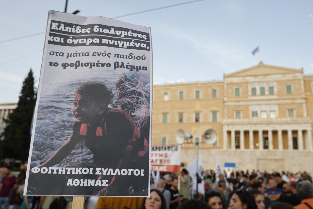 Το ναυάγιο «βυθίζει» την εκλογική μάχη – Η ευρωπαϊκή αποτυχία στο μεταναστευτικό και οι ελληνικές ευθύνες