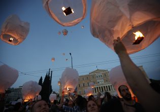 Δεκάδες φαναράκια στον ουρανό για τους νεκρούς του ναυαγίου της Πύλου