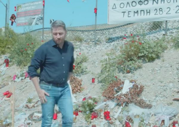 Τέμπη: Λουλούδια στον τόπο της τραγωδίας άφησε ο Νίκος Ανδρουλάκης