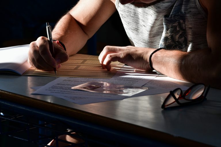 Πήγε να γράψει πανελλαδικές με ακουστικό στο αυτί αλλά τον τσάκωσαν – Τι τον πρόδωσε