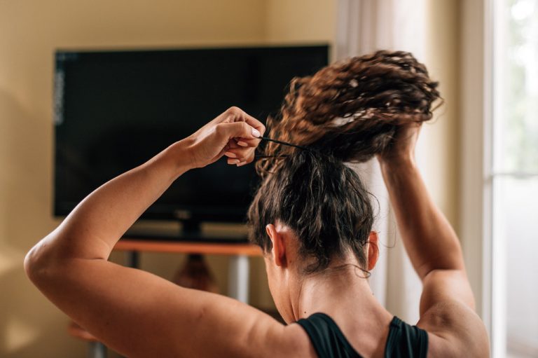 Οι μπούκλες ως κλιματιστικό: Νέα εξελικτική εξήγηση για τα κατσαρά μαλλιά