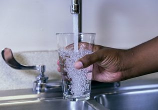 PFAS: Αποζημιώσεις δισεκατομμυρίων για τη μόλυνση του νερού με «παντοτινά χημικά»