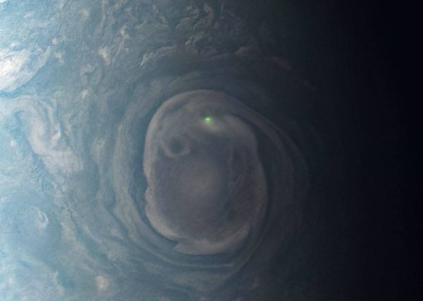 NASA: H Ήρα βλέπει τον Δία να ρίχνει κεραυνούς