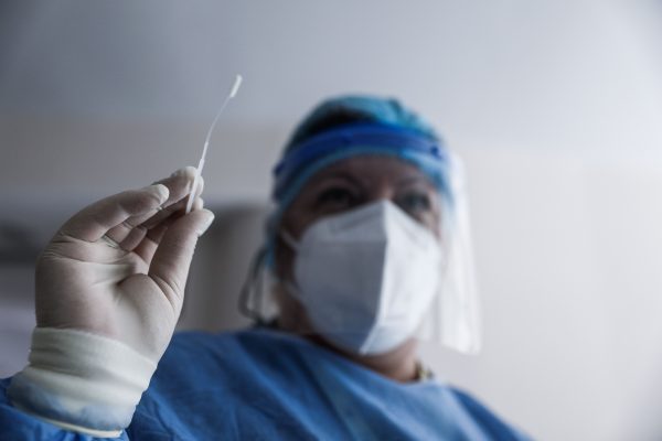 Κοροναϊός: 38 θάνατοι την τελευταία εβδομάδα – Μείωση της θετικότητας