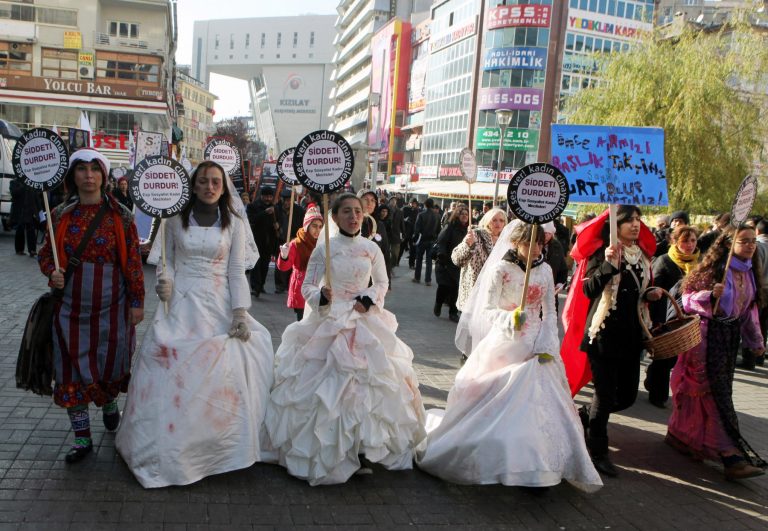 ΕΕ: Καθεστώς «πρόσφυγα» σε γυναίκες που κινδυνεύουν από εγκλήματα «τιμής» ή αναγκαστικούς γάμους