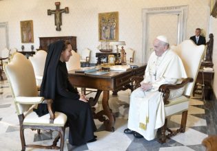 Ο Πάπας Φραγκίσκος συναντήθηκε με την οικογένεια του ιδρυτή των WikiLeaks Τζούλιαν Ασάνζ