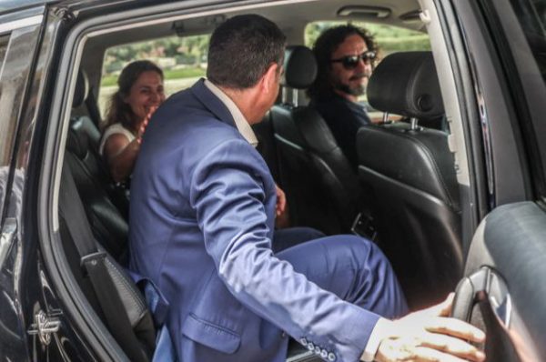 Η Μπέτυ Μπαζιάνα στο πλευρό του Αλέξη Τσίπρα μετά την ανακοίνωση της παραίτησής του