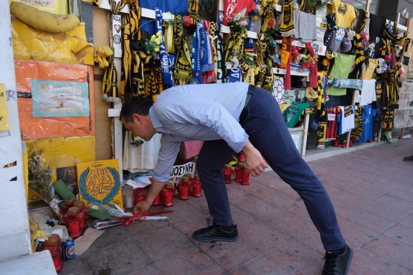 Ο Τσίπρας άφησε ένα λουλούδι στο σημείο όπου δολοφονήθηκε ο Άλκης Καμπανός