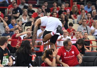 Μπολομπόι… χωρίς φρένα – Έπεσε πάνω στους οπαδούς ο σέντερ του Ολυμπιακού (vid)