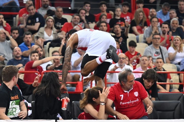 Μπολομπόι… χωρίς φρένα – Έπεσε πάνω στους οπαδούς ο σέντερ του Ολυμπιακού (vid)