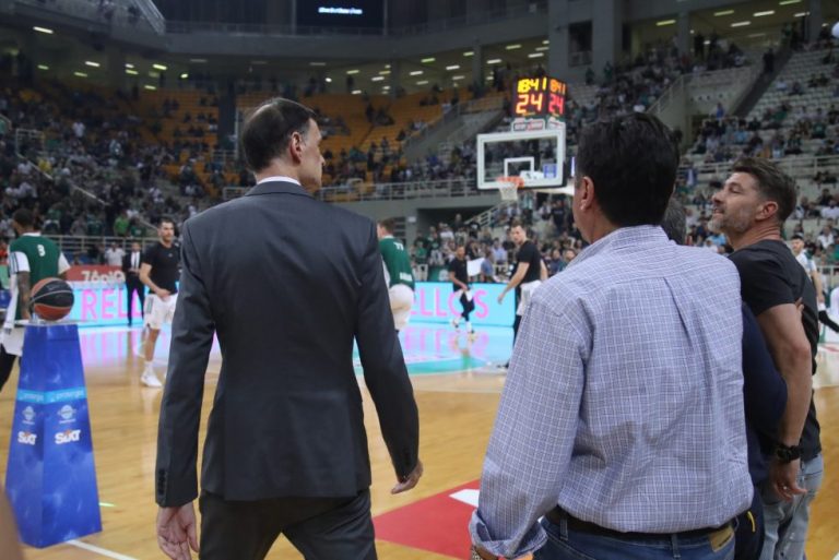 Φραστική επίθεση στον Μπαρτζώκα από οπαδό – Νερά και γιαούρτια στην αποστολή του Ολυμπιακού [Εικόνες]