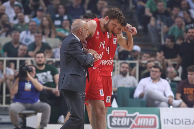 Νέο σοκ για τον Ολυμπιακό: Αποχώρησε τραυματίας ο Βεζένκοφ