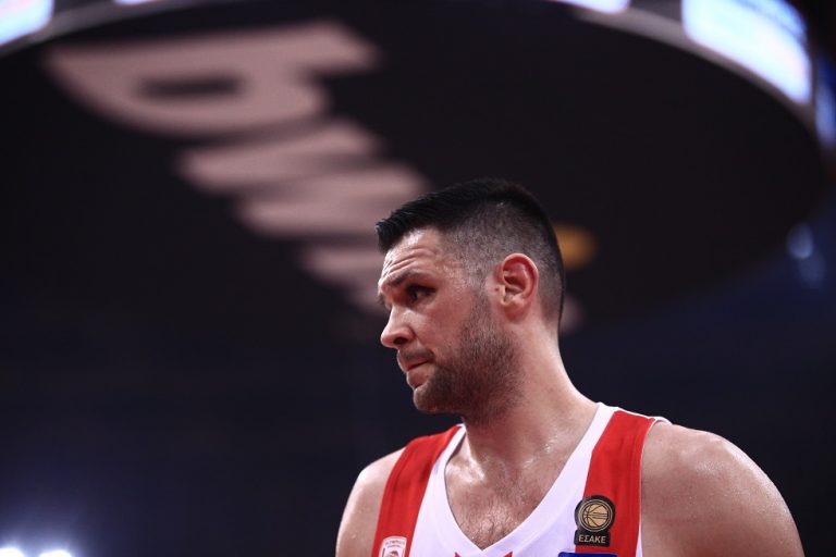 Ανησυχία με Παπανικολάου στον Ολυμπιακό: Δεν έπαιξε στο δεύτερο ημίχρονο