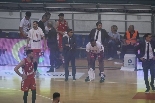 Επεισόδια και διακοπή στο ΟΑΚΑ