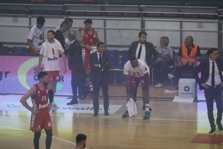 Επεισόδια και διακοπή στο ΟΑΚΑ