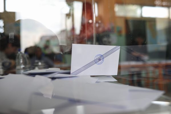 Επτά κόμματα στη Βουλή και διαφορά 20% μεταξύ ΝΔ-ΣΥΡΙΖΑ δείχνουν νέες δημοσκοπήσεις